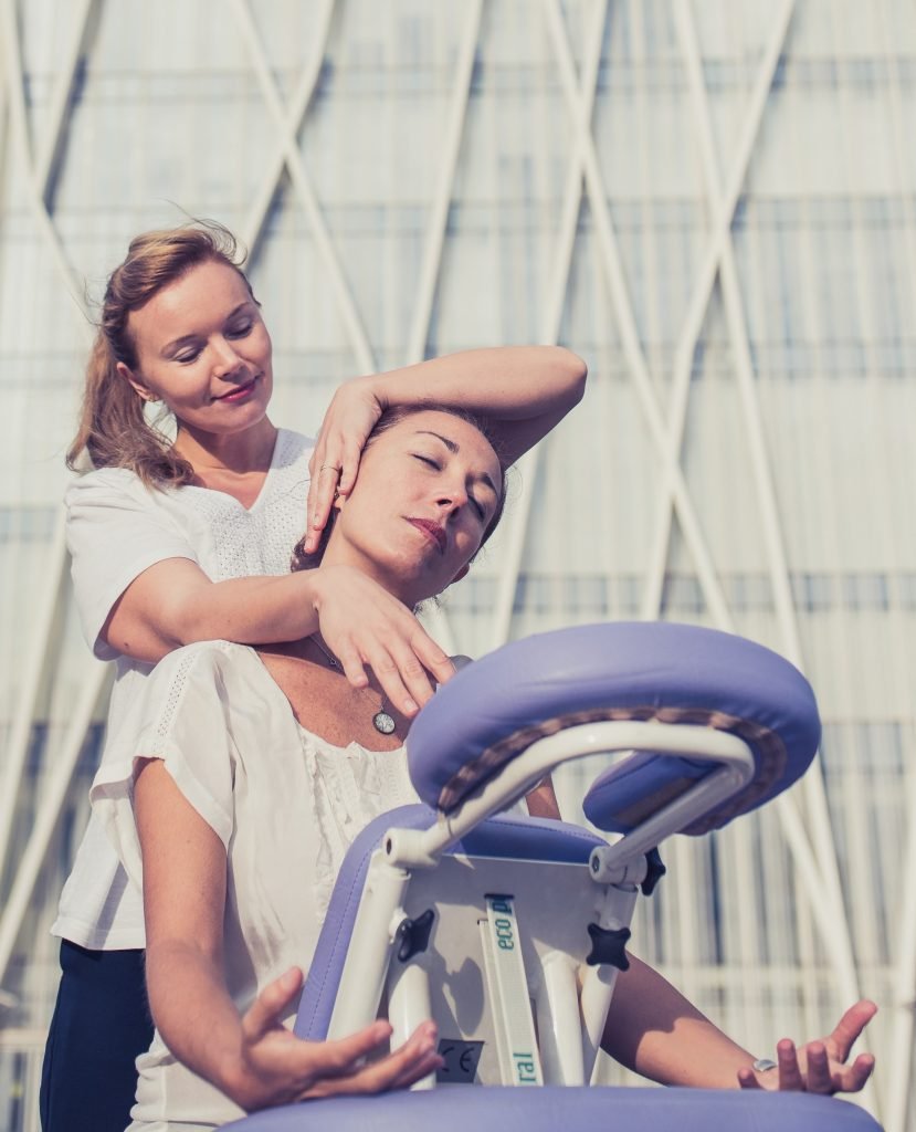 Massage assis en entreprise à Genève avec Samaé